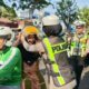 Radio Karimata Bagikan Puluhan Helm Gratis, Rayakan HUT ke-37 Bersama Pengendara Pamekasan